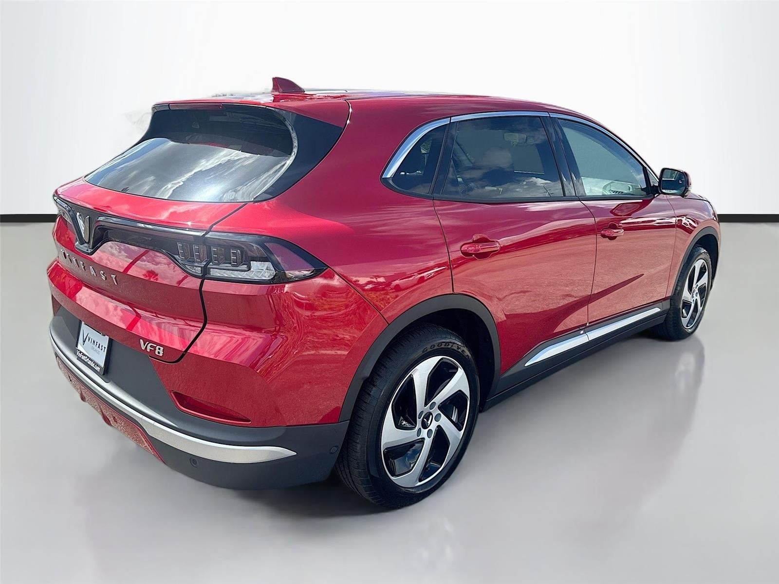 2025 VinFast VF 8 Eco