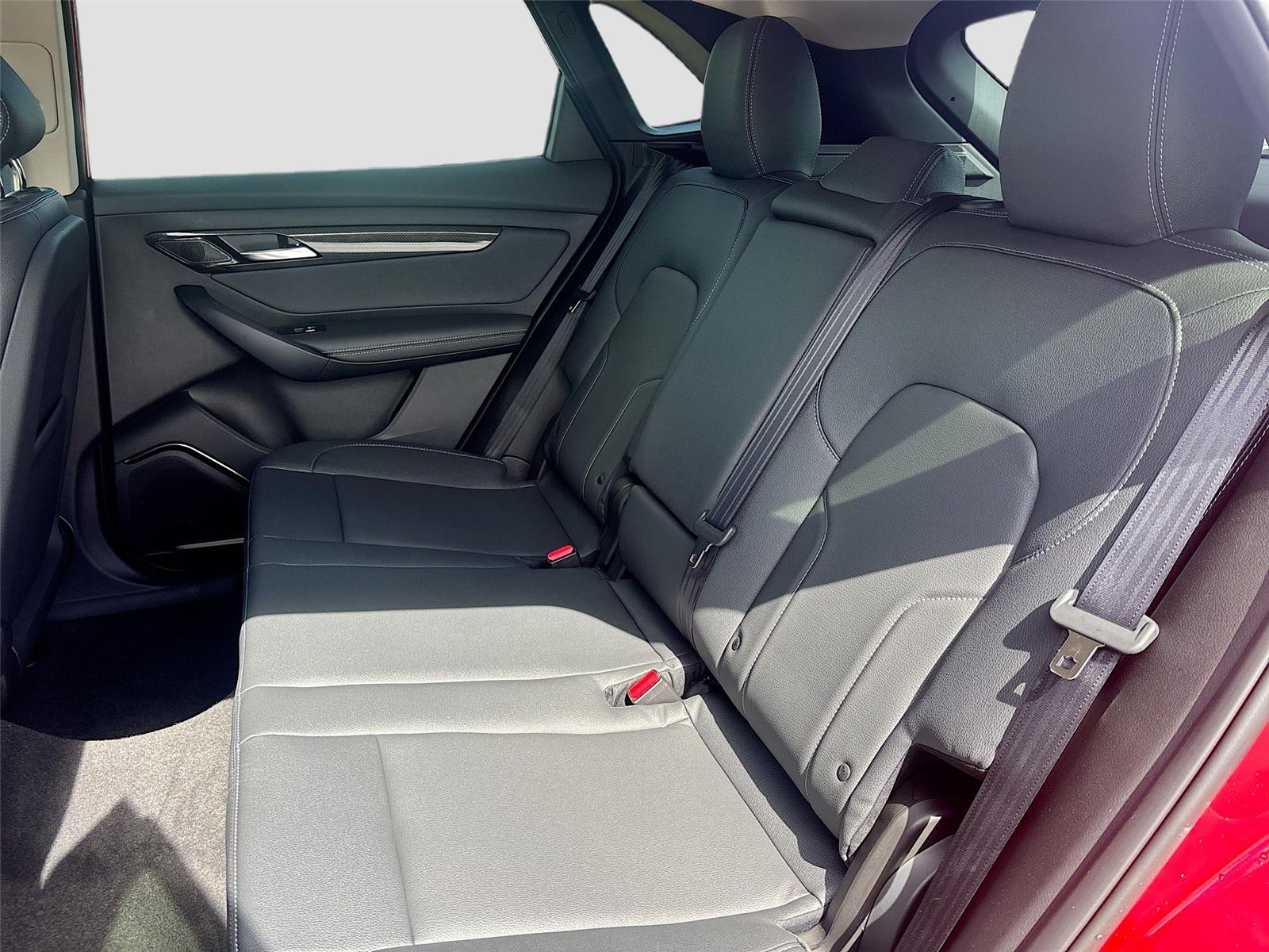 2025 VinFast VF 8 Eco