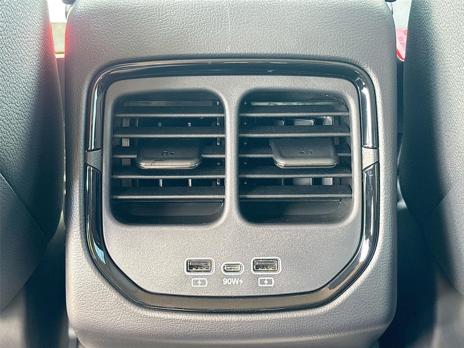 2025 VinFast VF 8 Eco
