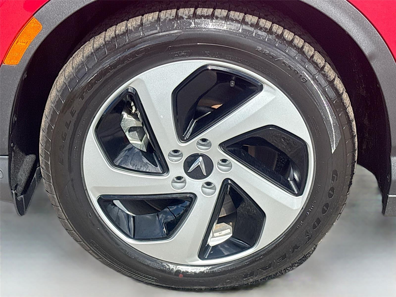 2025 VinFast VF 8 Eco