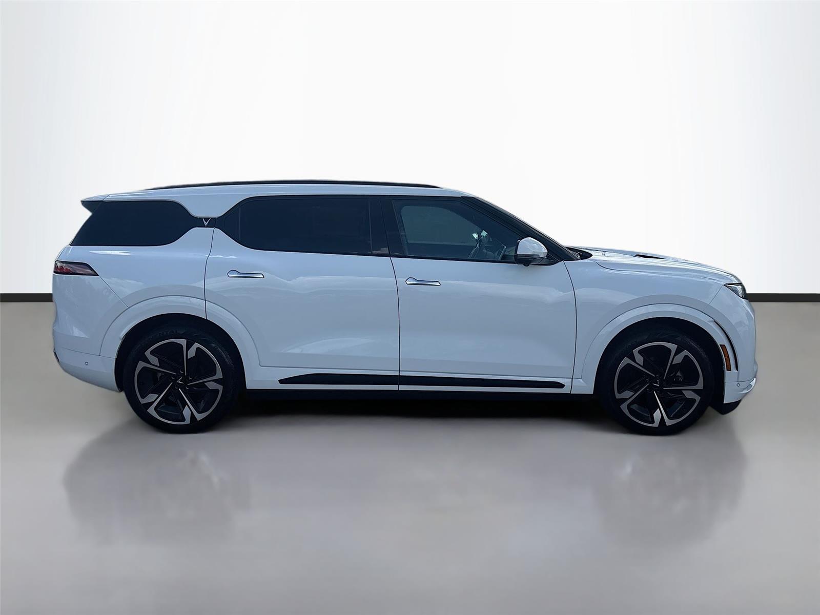 2024 VinFast VF 9 Plus