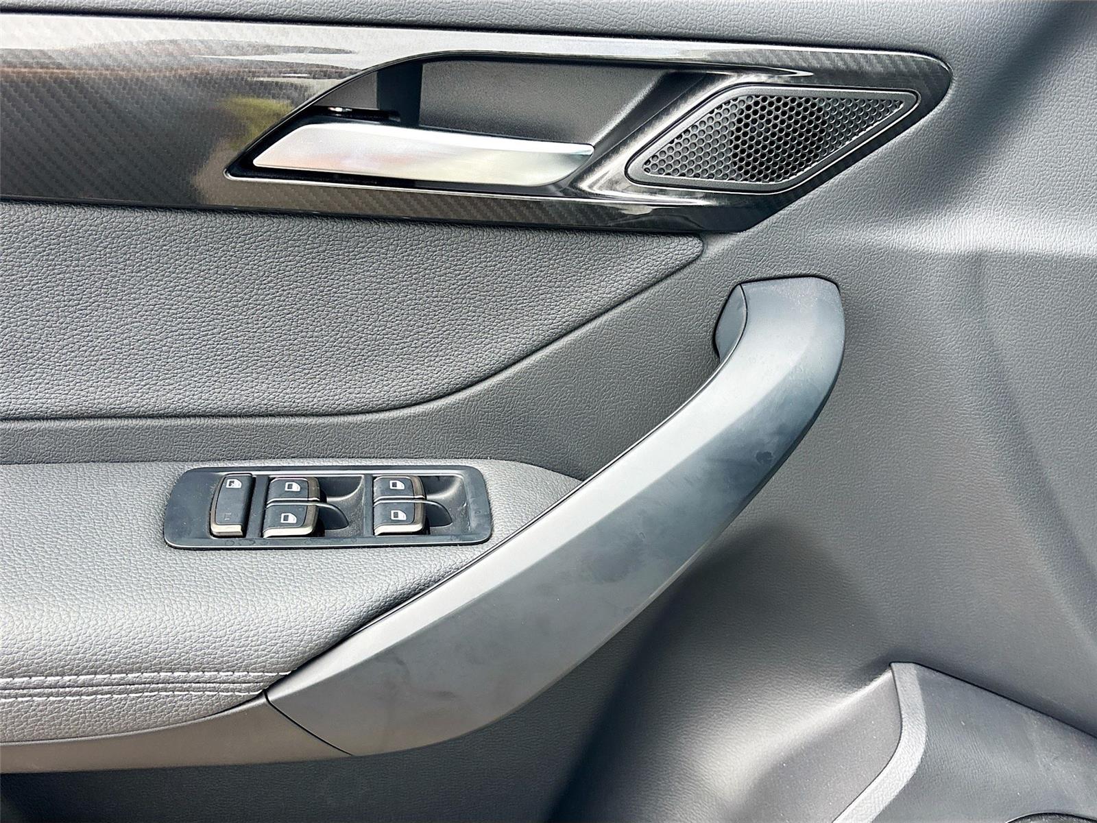 2025 VinFast VF 8 Eco