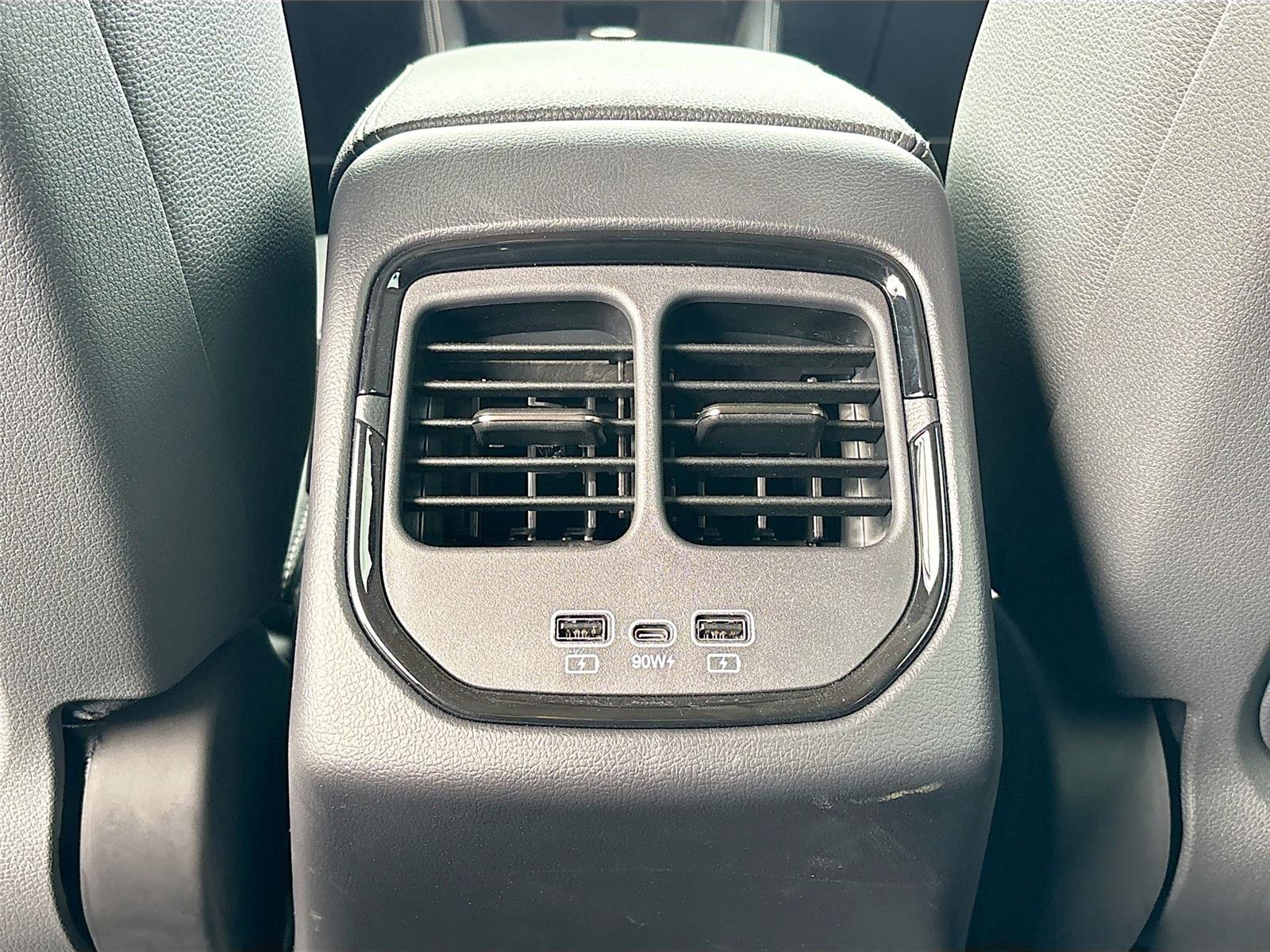 2025 VinFast VF 8 Eco