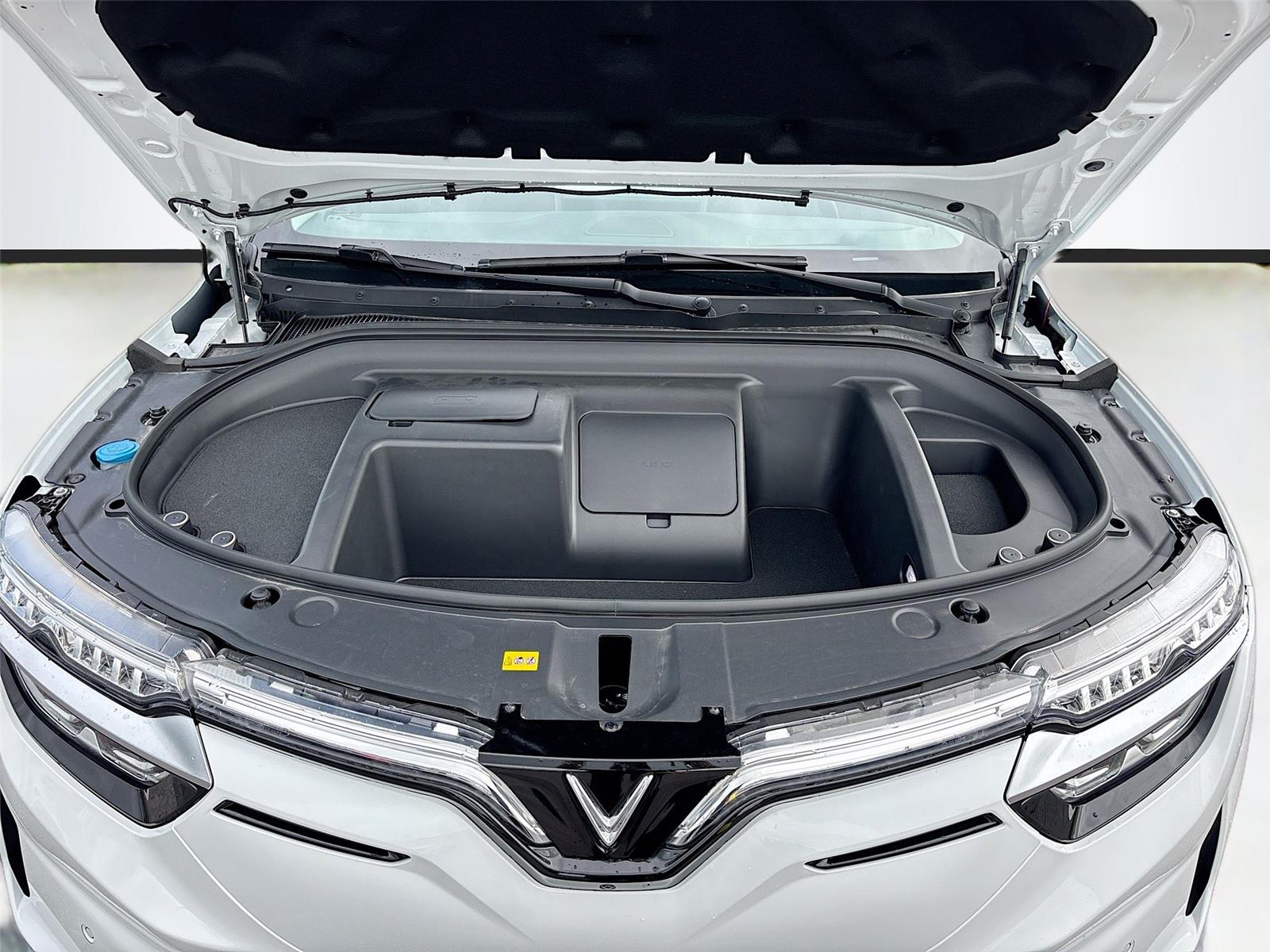 2025 VinFast VF 8 Eco