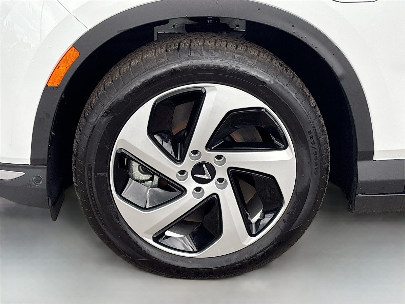 2025 VinFast VF 8 Eco