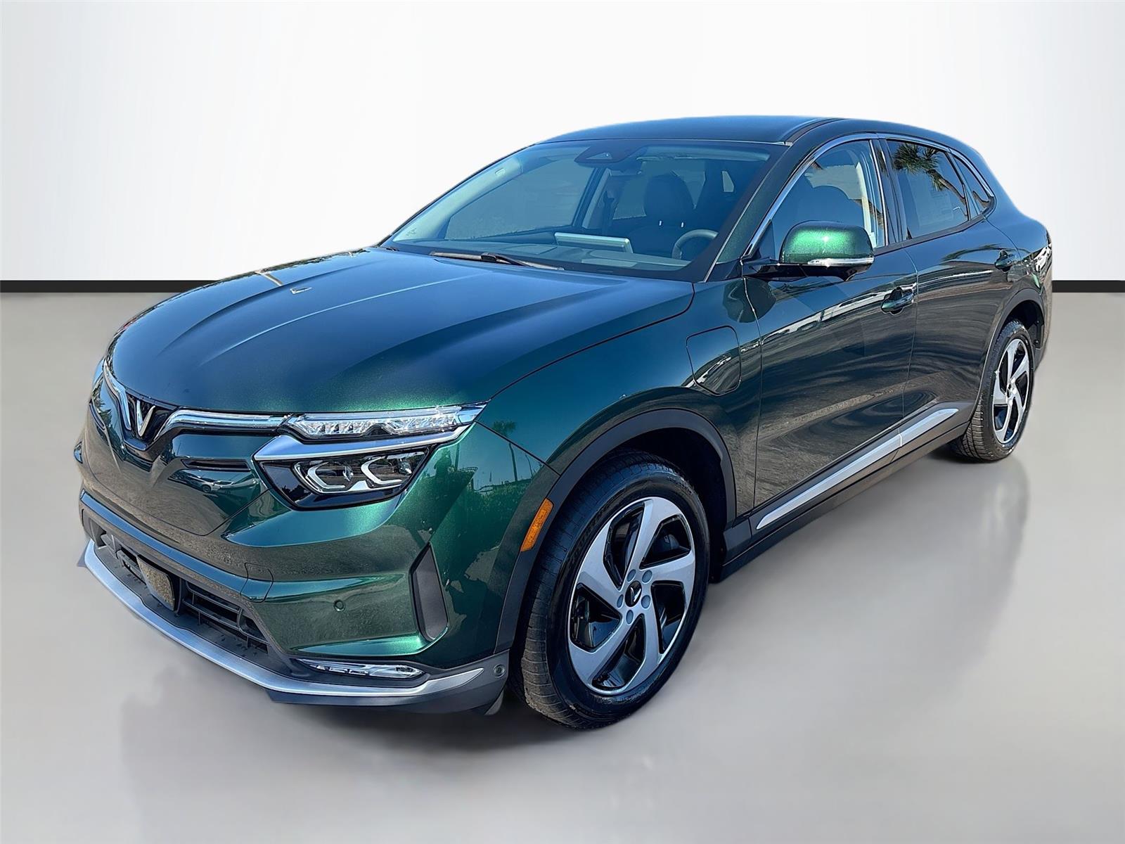 2025 VinFast VF 8 Eco