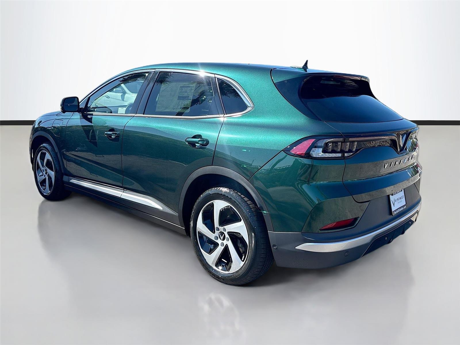 2025 VinFast VF 8 Eco
