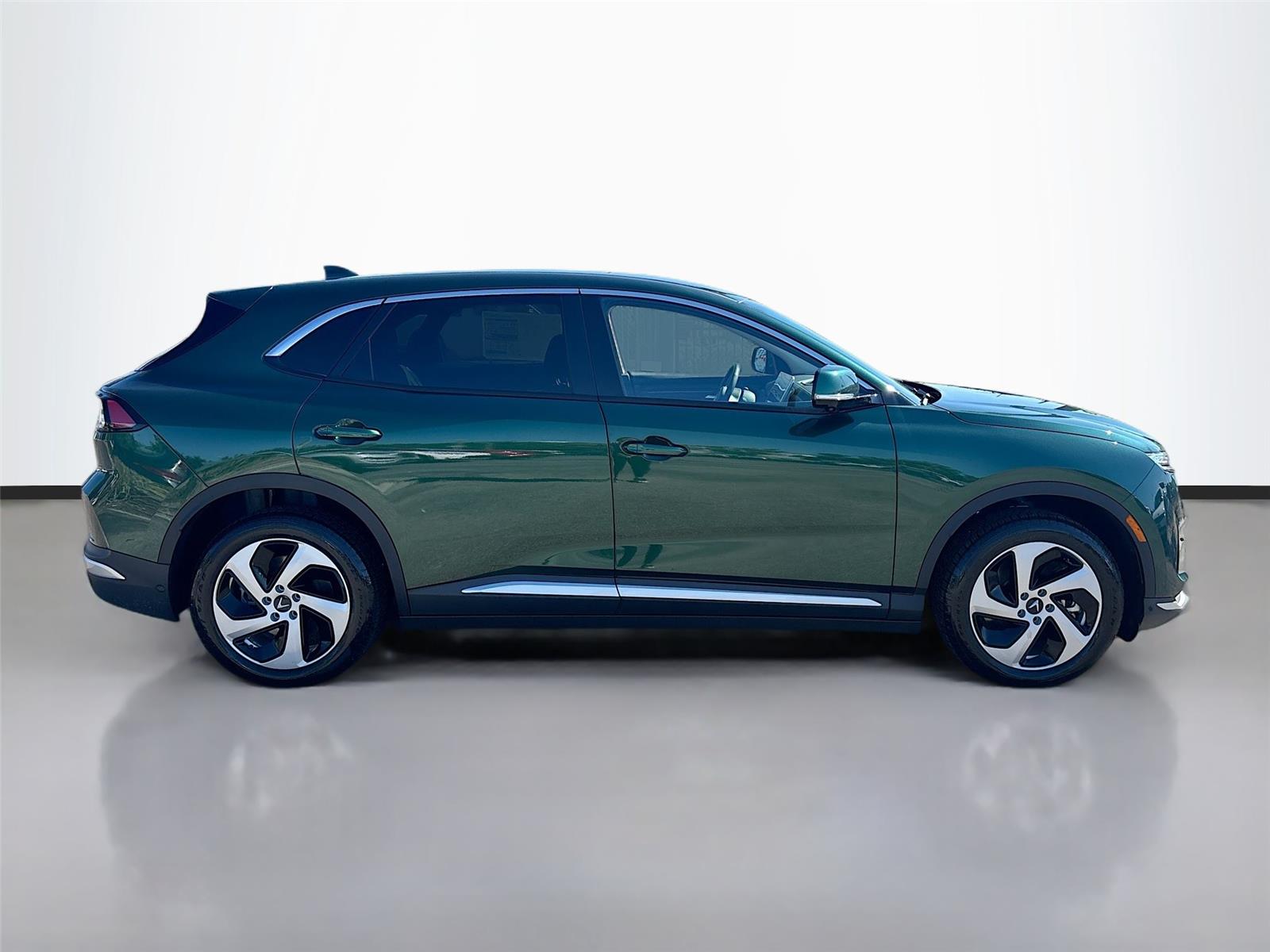 2025 VinFast VF 8 Eco