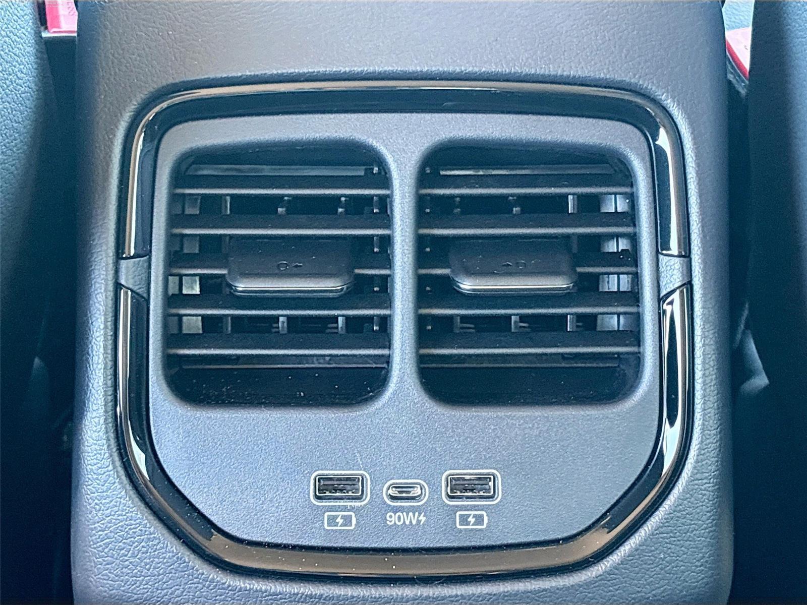 2025 VinFast VF 8 Eco