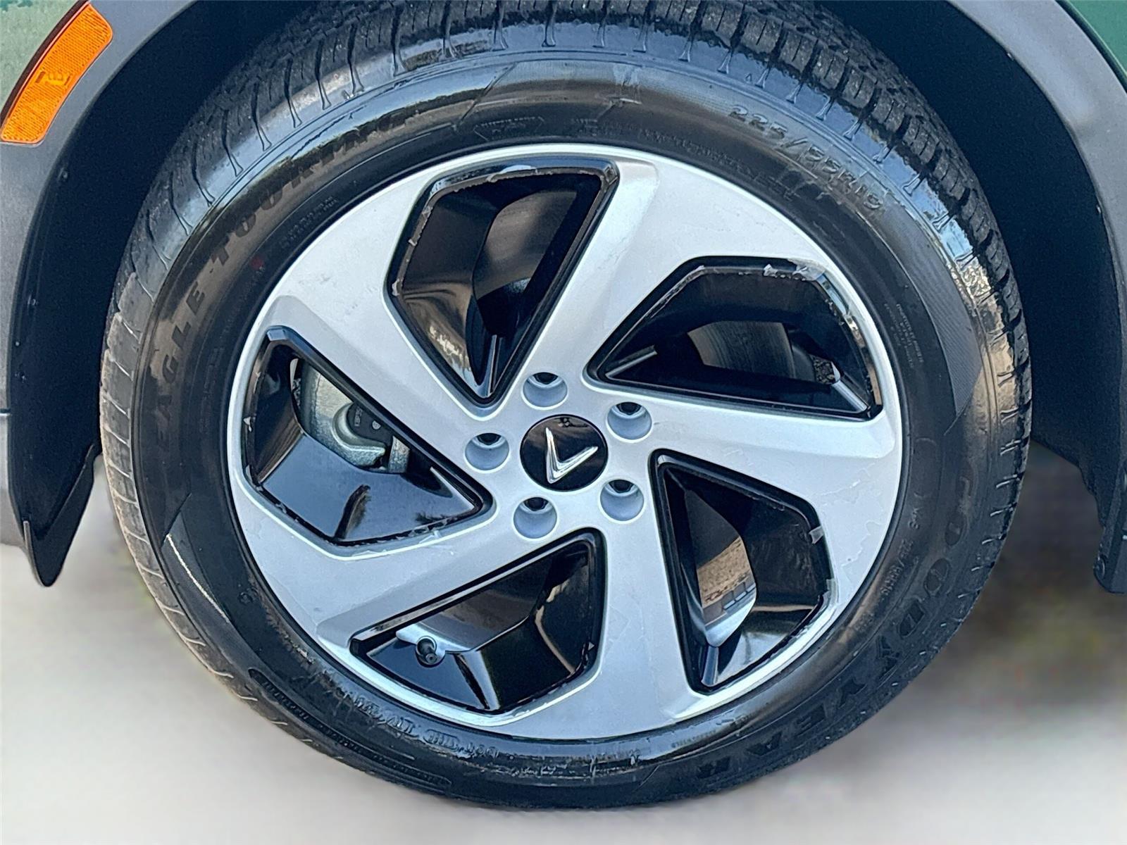2025 VinFast VF 8 Eco