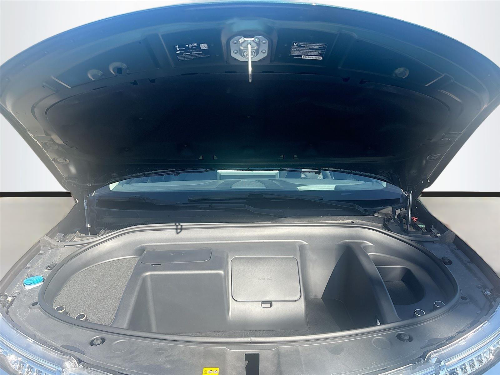 2025 VinFast VF 8 Eco