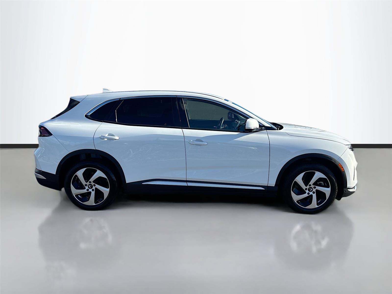2025 VinFast VF 8 Eco