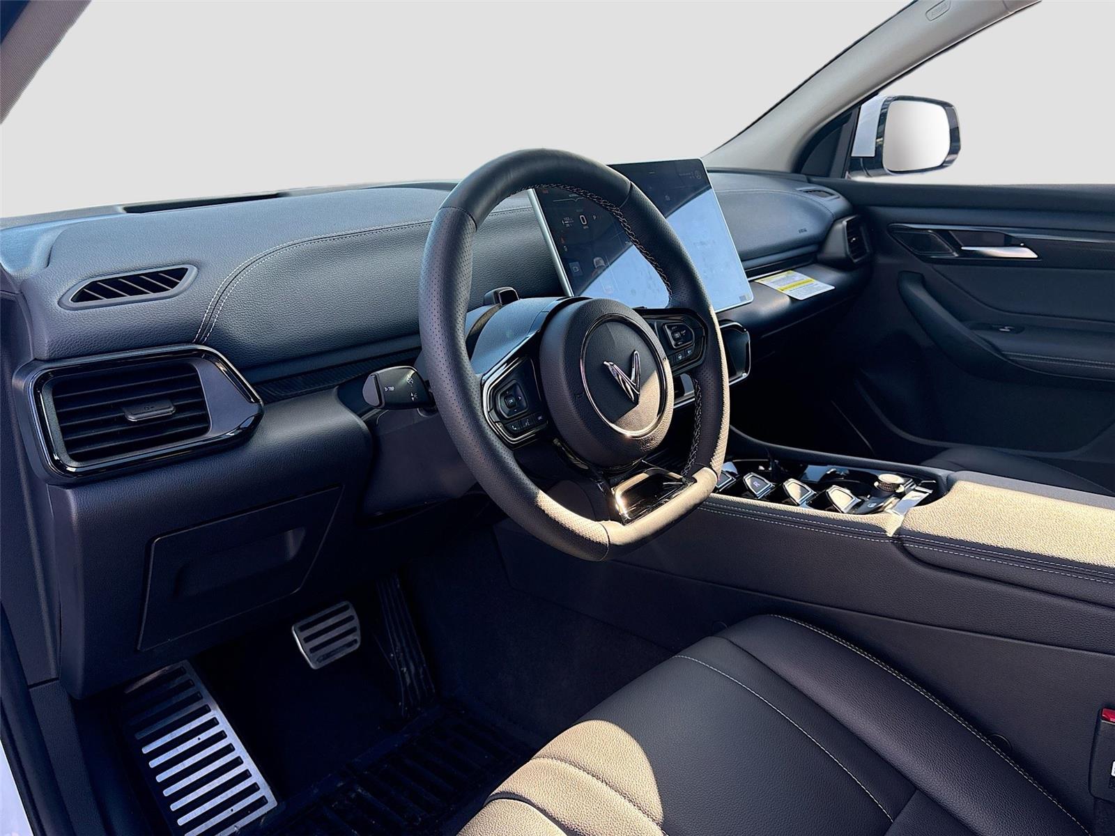 2025 VinFast VF 8 Eco