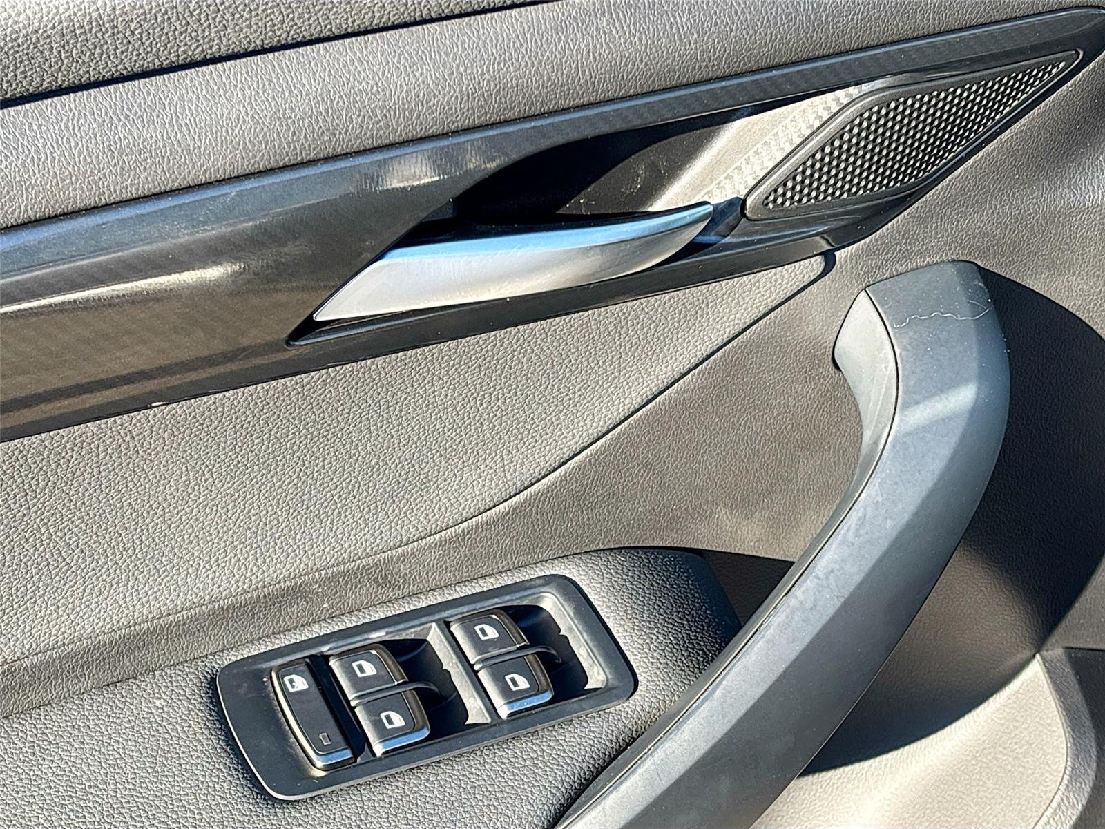 2025 VinFast VF 8 Eco