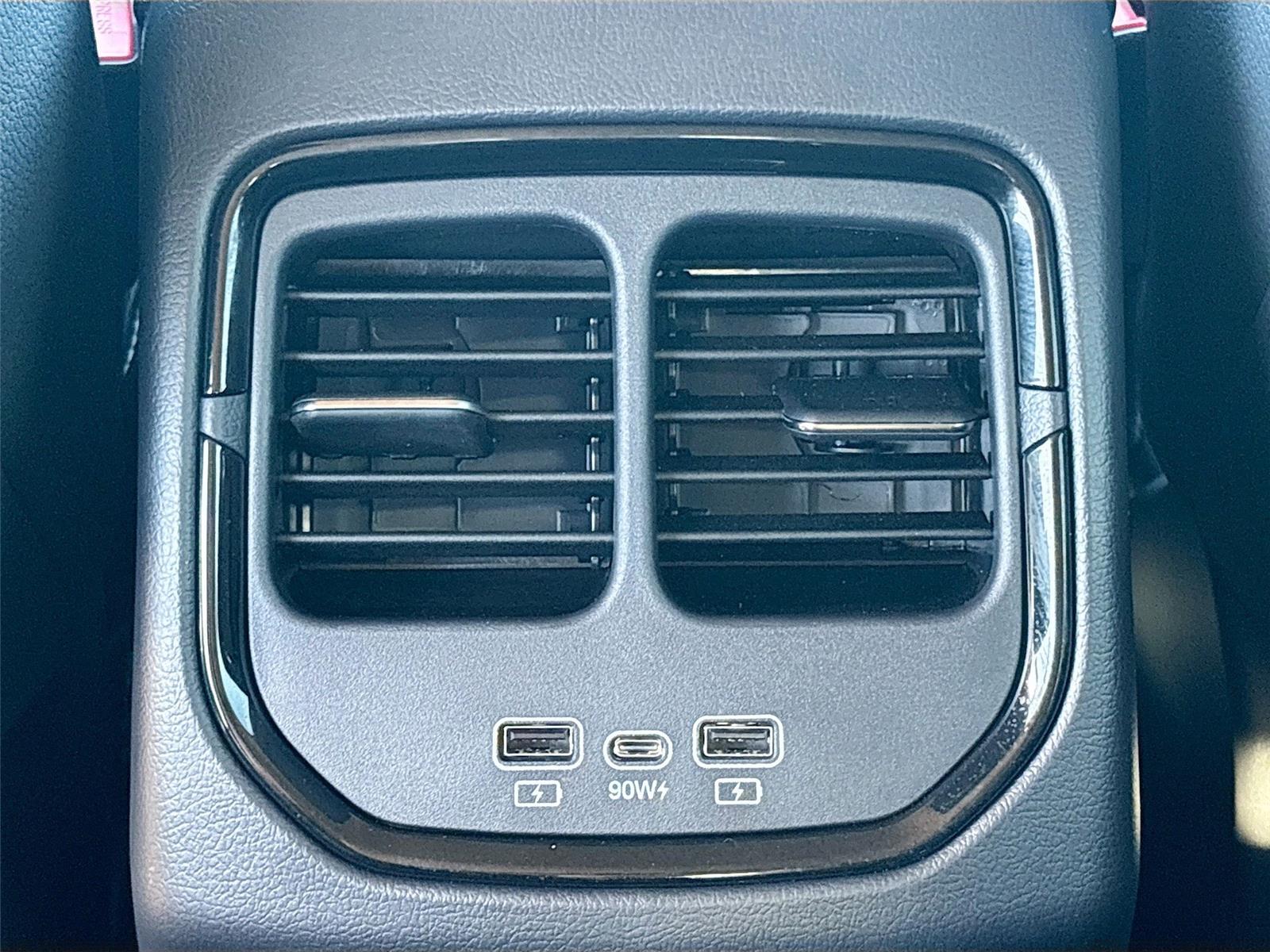 2025 VinFast VF 8 Eco