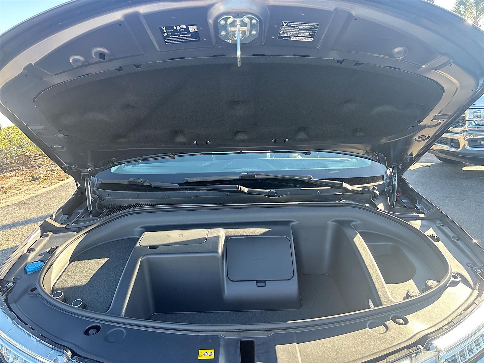 2025 VinFast VF 8 Eco