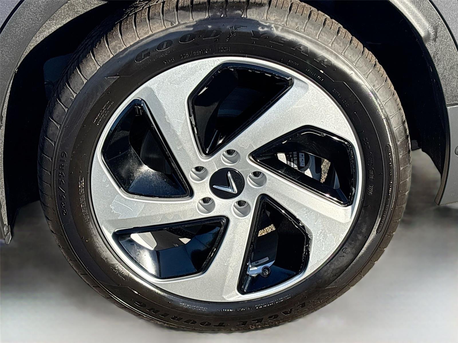 2025 VinFast VF 8 Eco