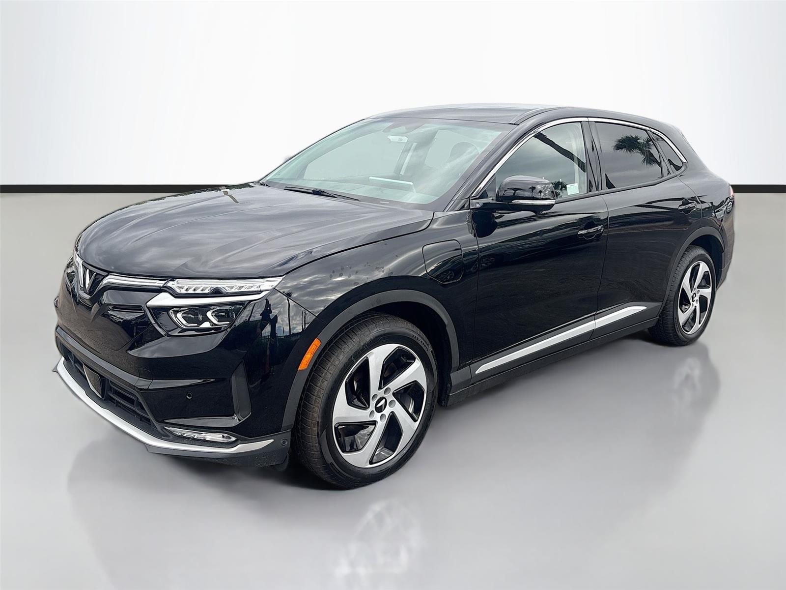 2025 VinFast VF 8 Eco