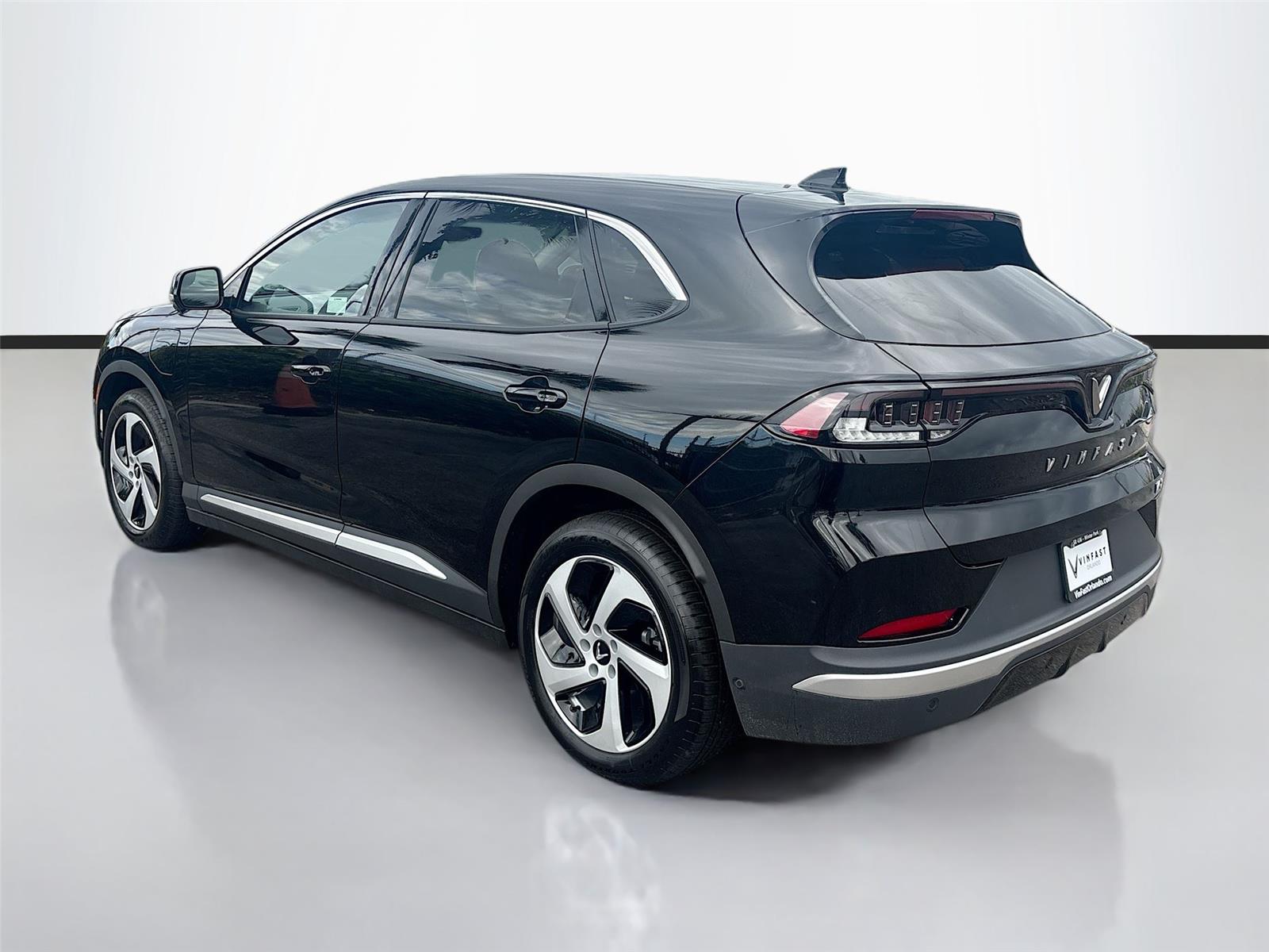 2025 VinFast VF 8 Eco
