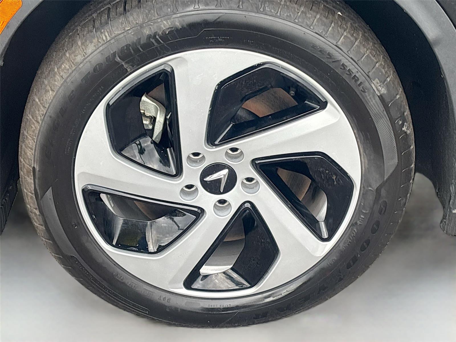 2025 VinFast VF 8 Eco