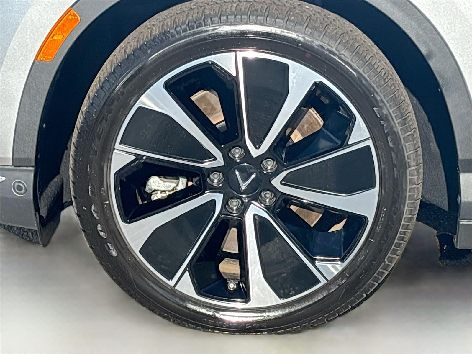2025 VinFast VF 8 Plus