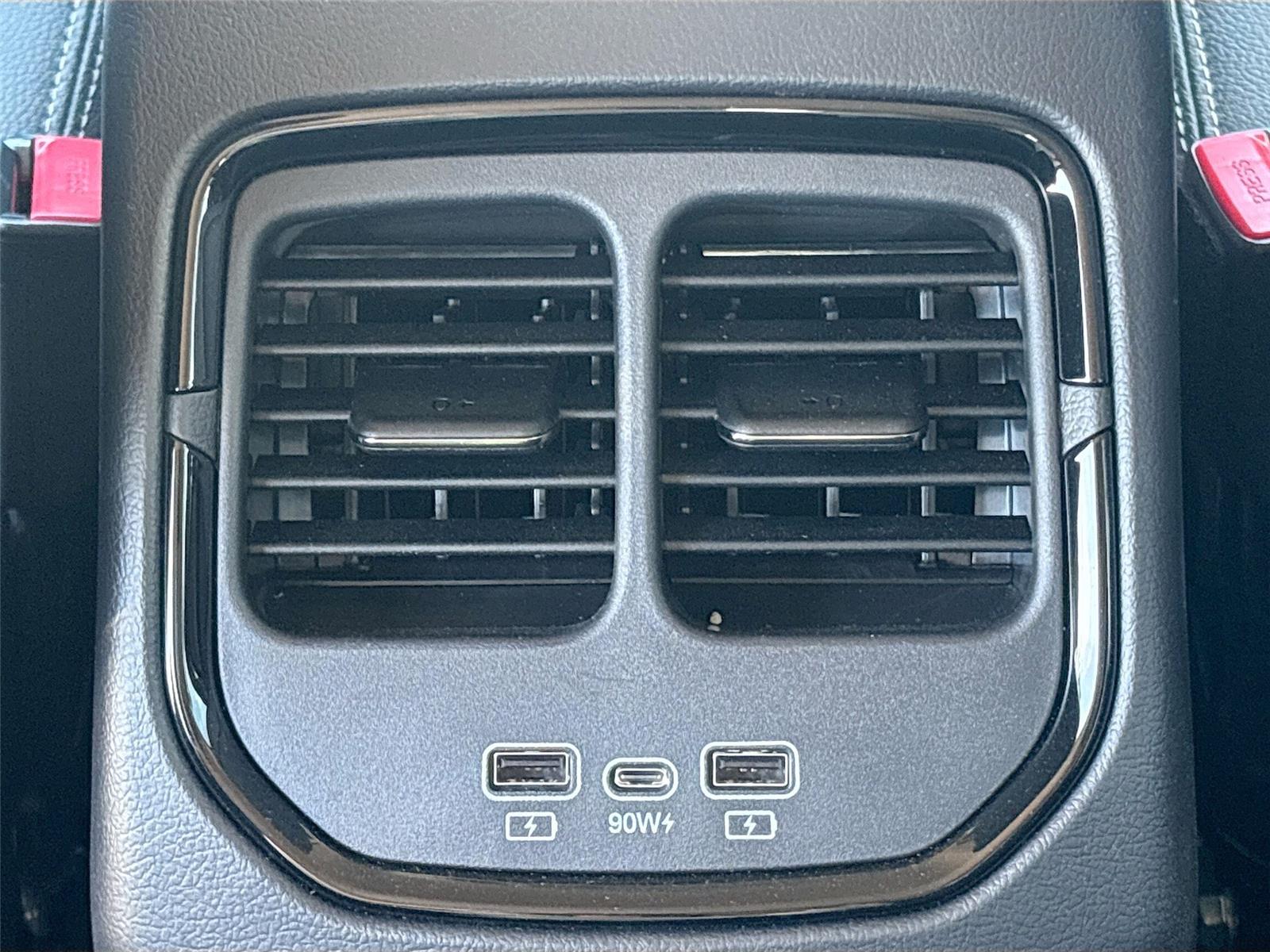 2025 VinFast VF 8 Eco