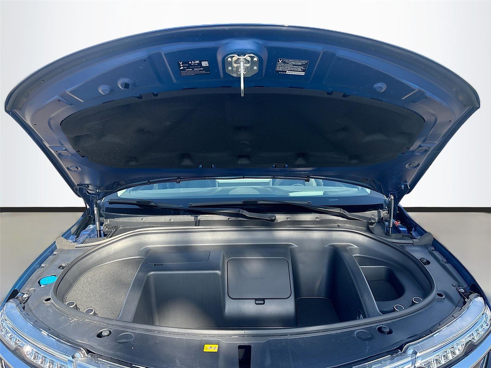 2025 VinFast VF 8 Eco