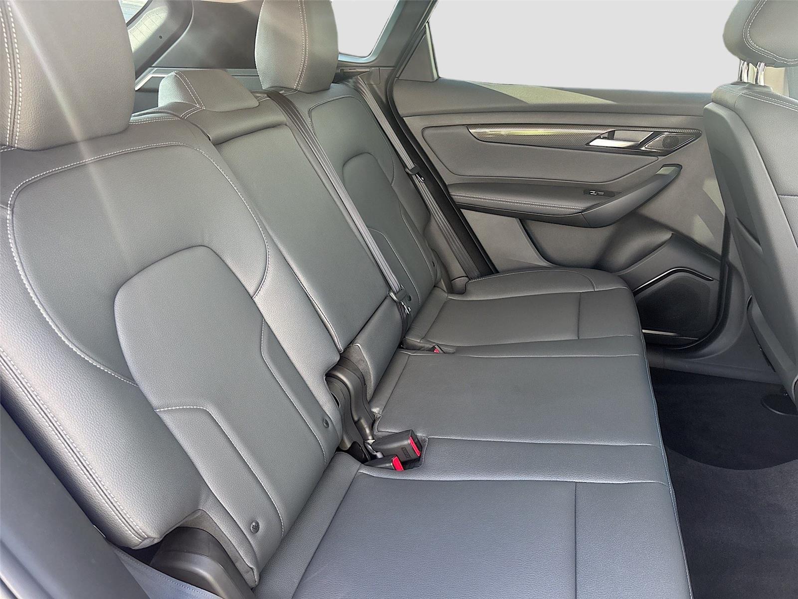 2025 VinFast VF 8 Eco