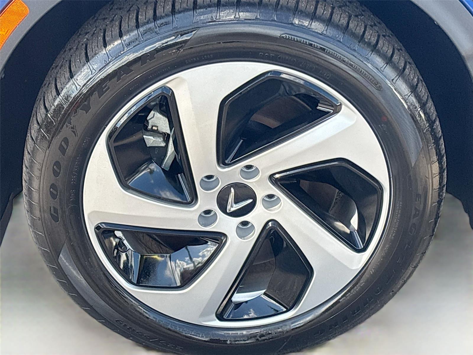 2025 VinFast VF 8 Eco