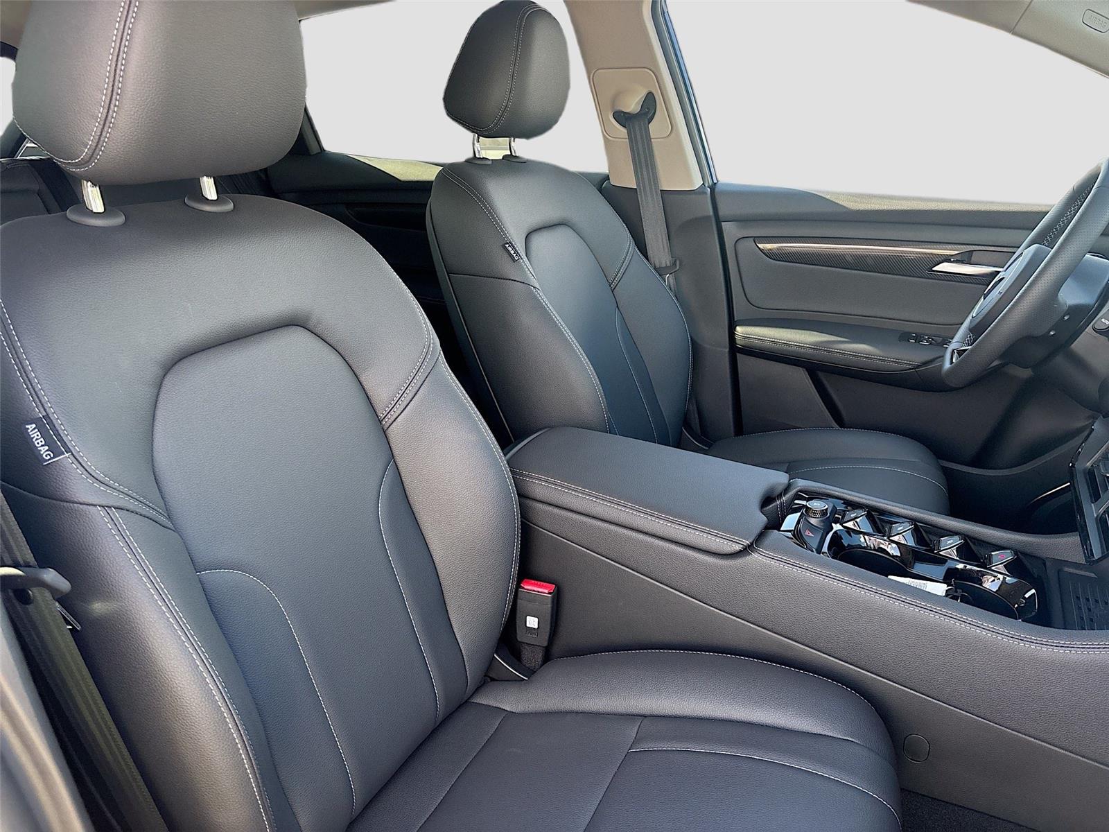 2025 VinFast VF 8 Eco