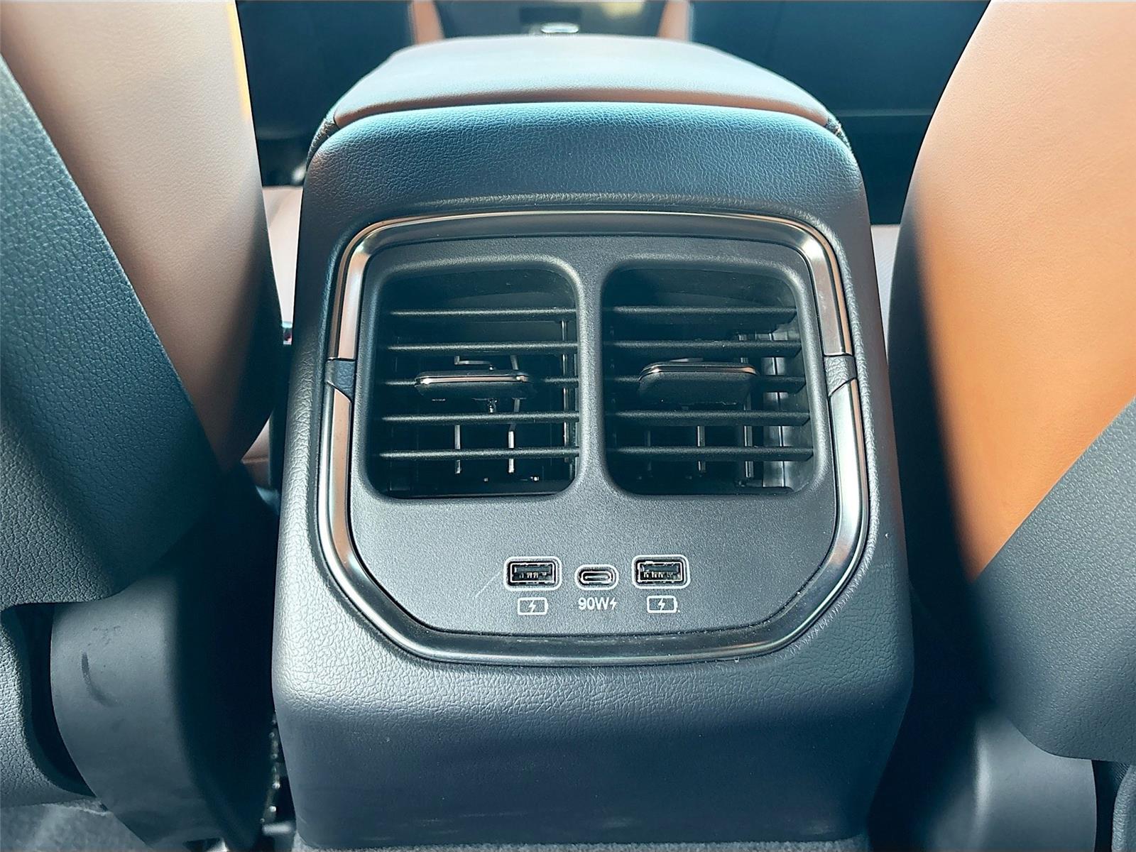 2025 VinFast VF 8 Plus