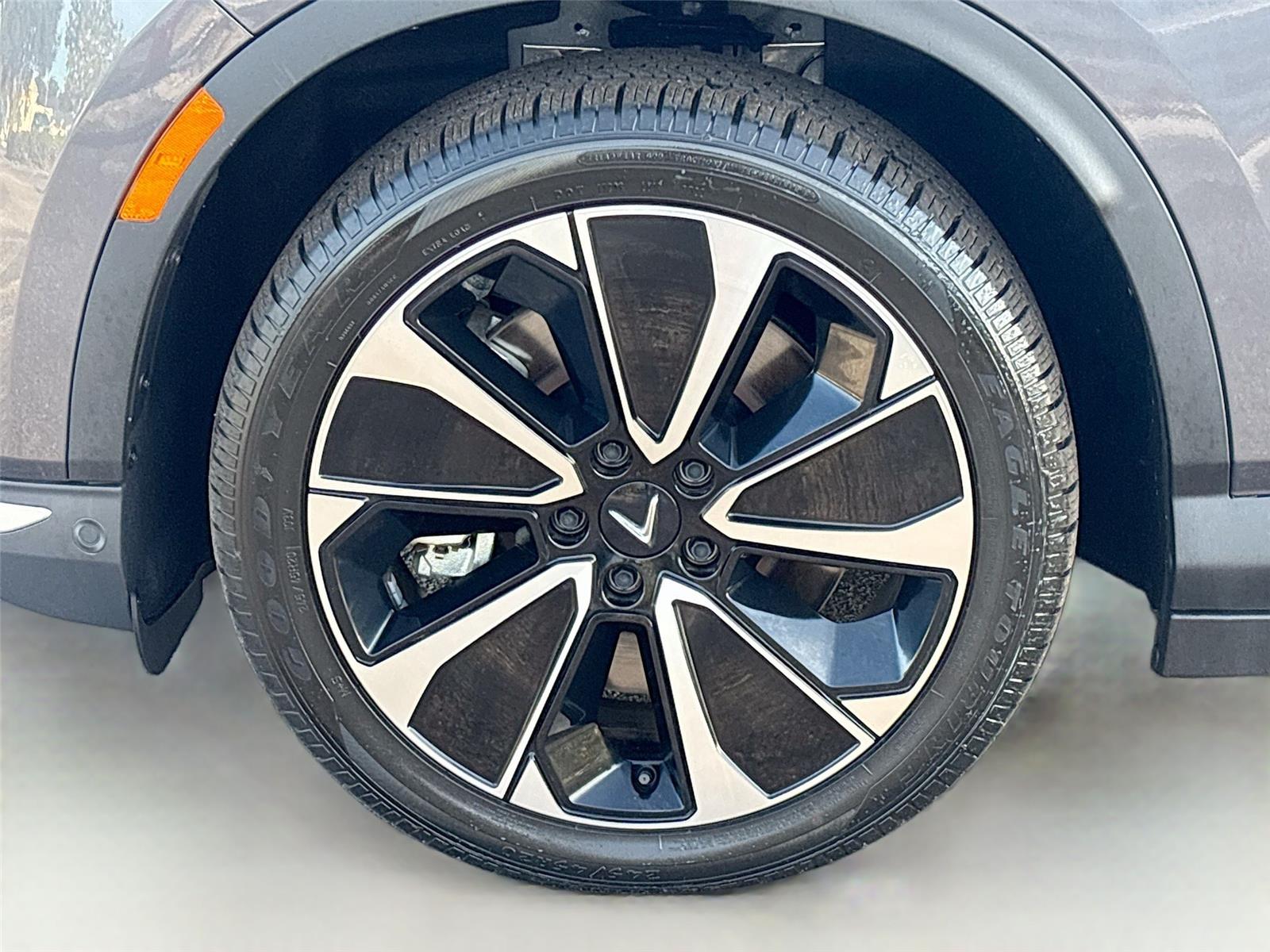 2025 VinFast VF 8 Plus