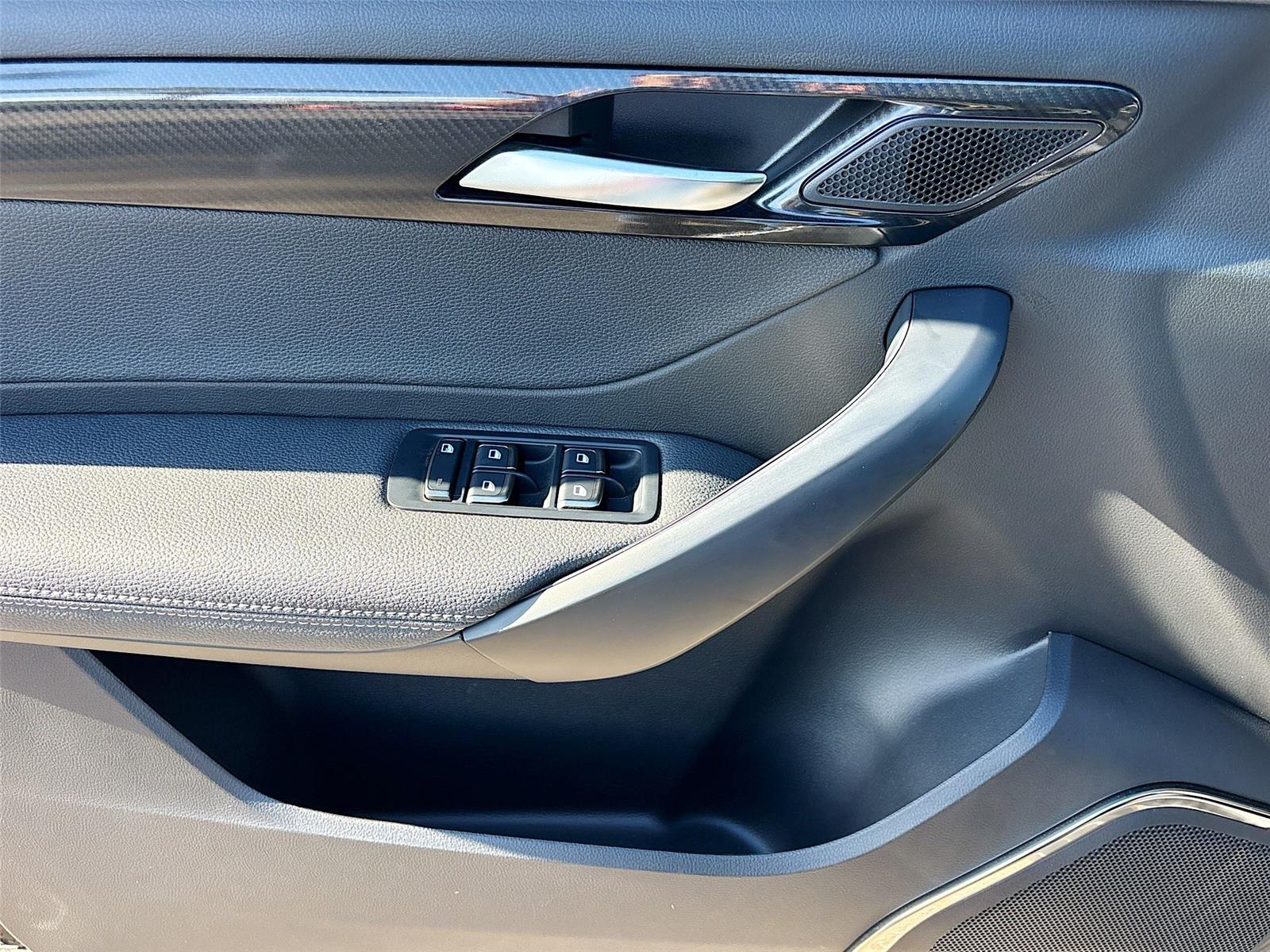 2025 VinFast VF 8 Eco