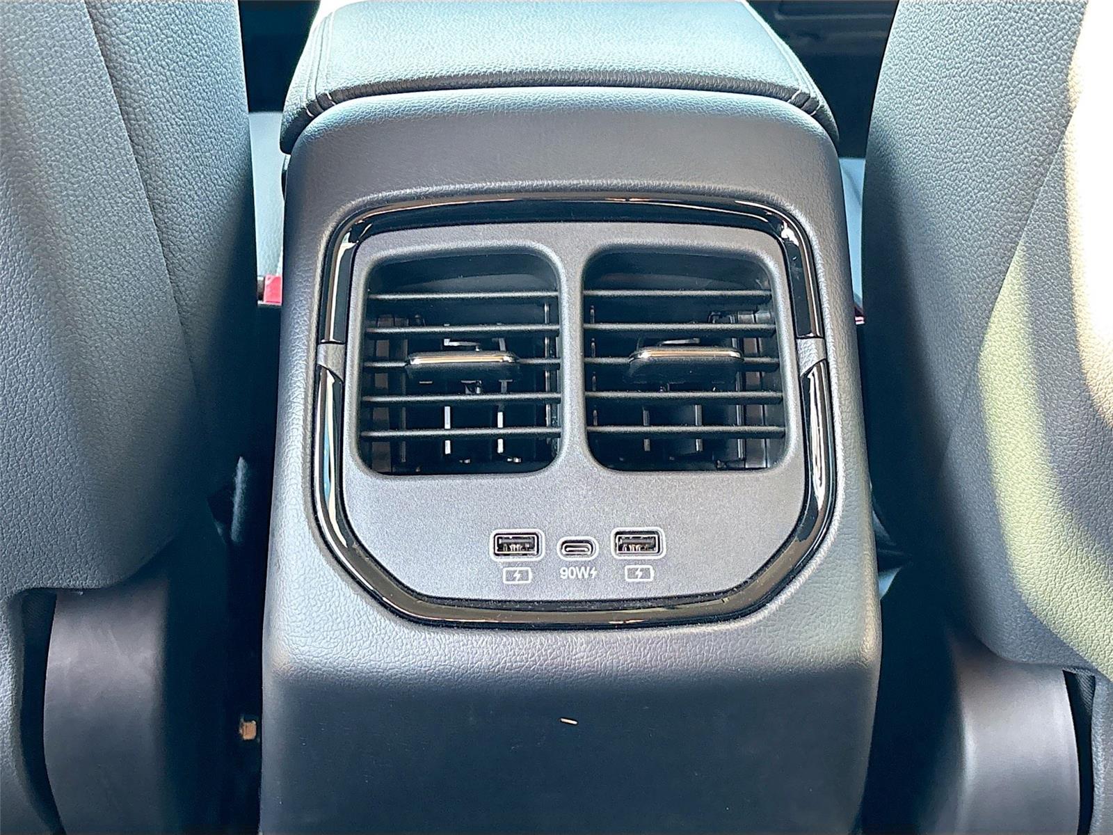 2025 VinFast VF 8 Eco