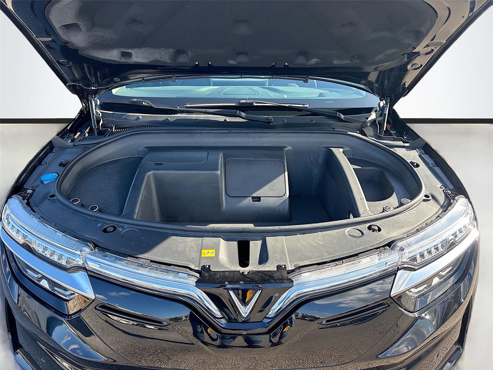 2025 VinFast VF 8 Eco