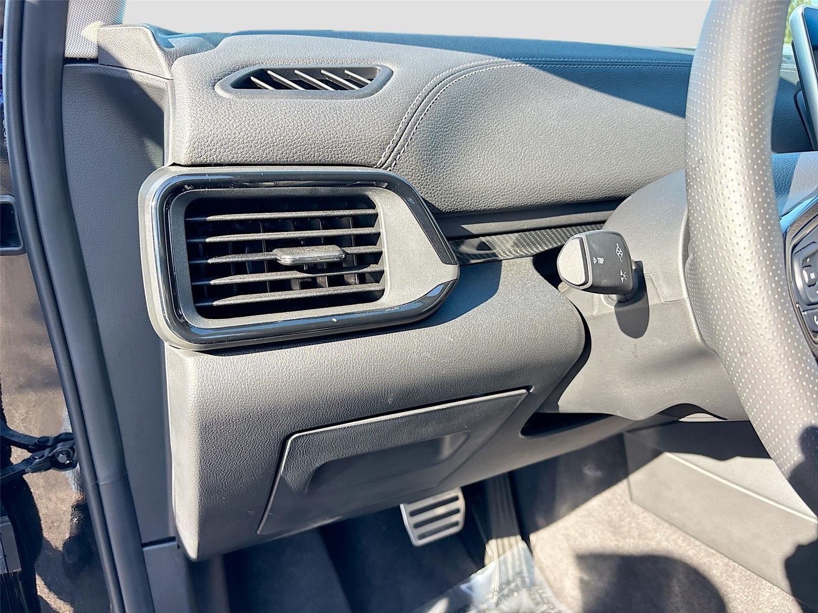 2025 VinFast VF 8 Eco