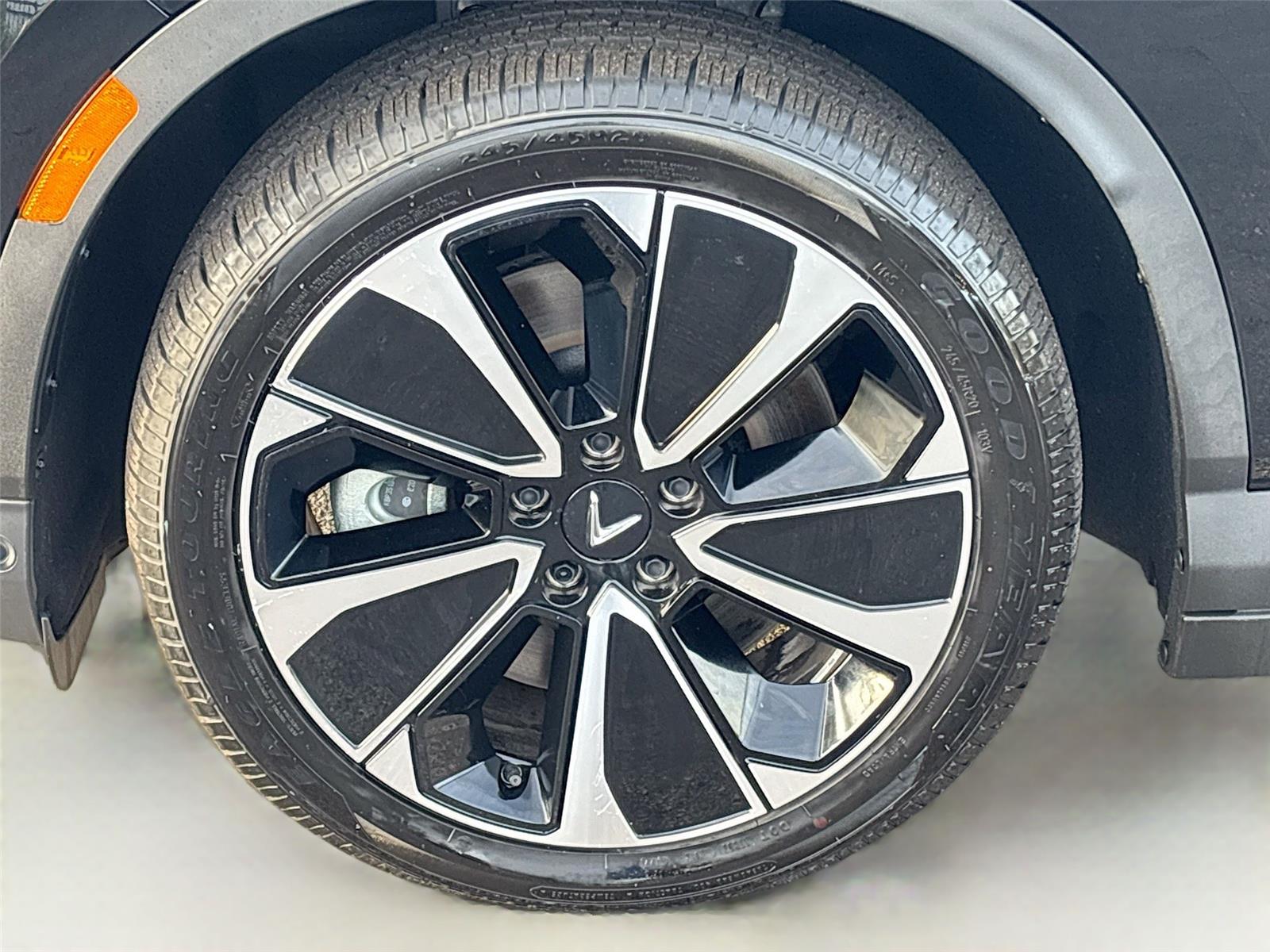 2025 VinFast VF 8 Plus