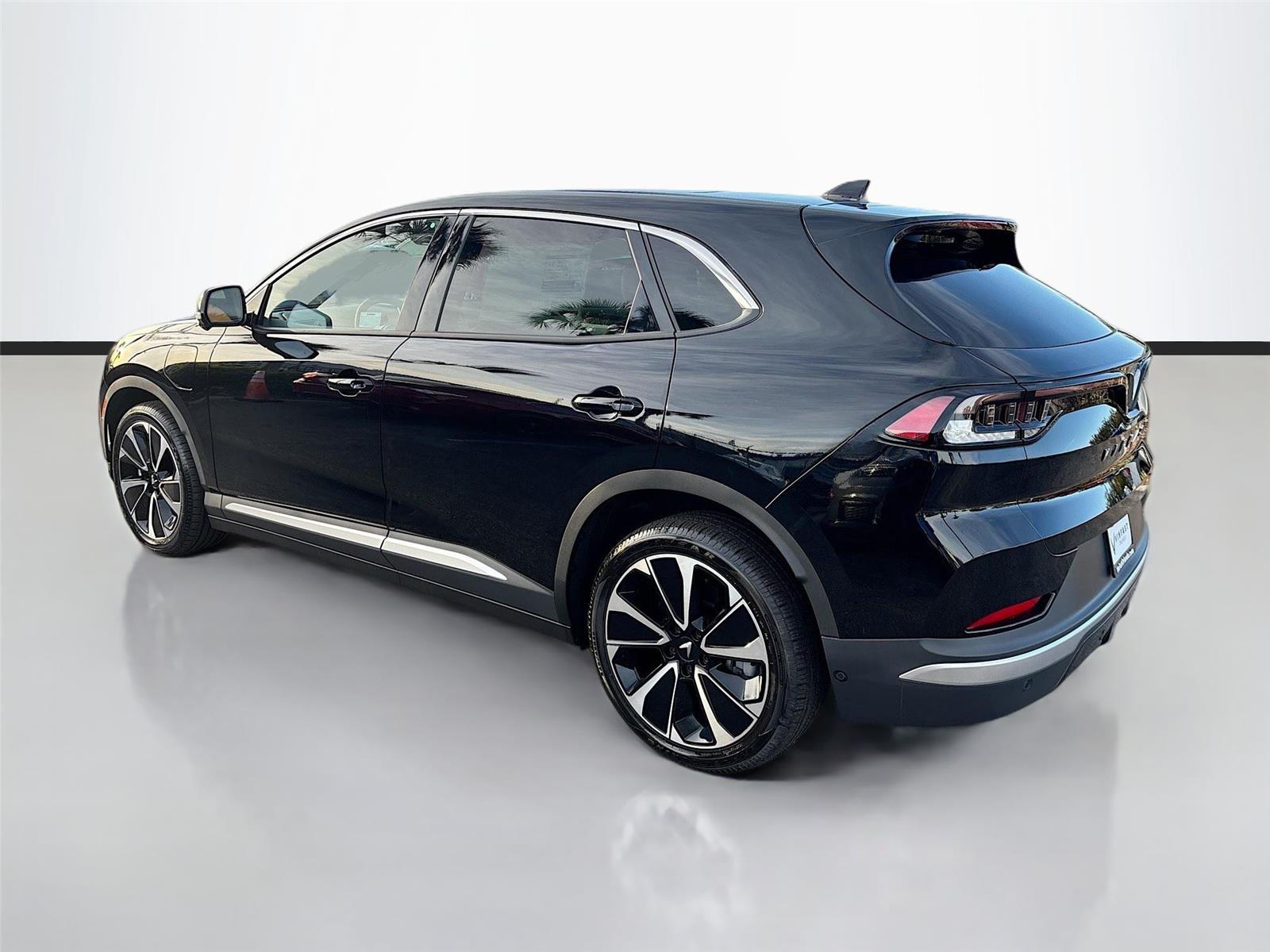 2025 VinFast VF 8 Plus