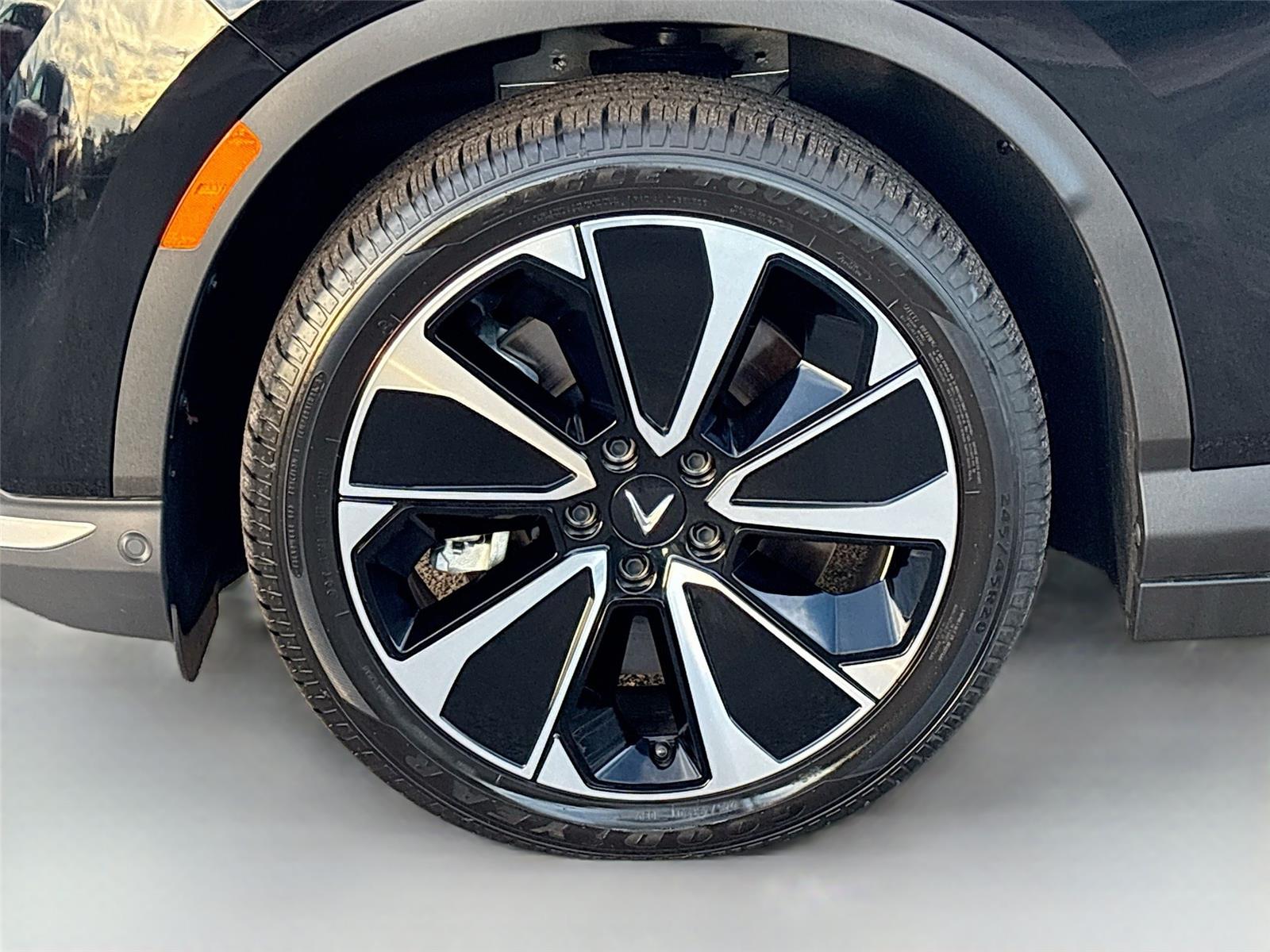 2025 VinFast VF 8 Plus