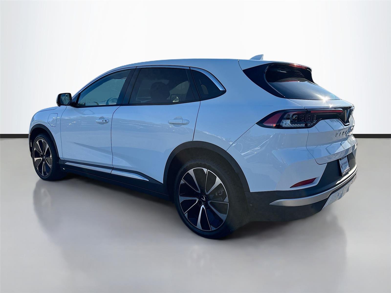 2025 VinFast VF 8 Plus