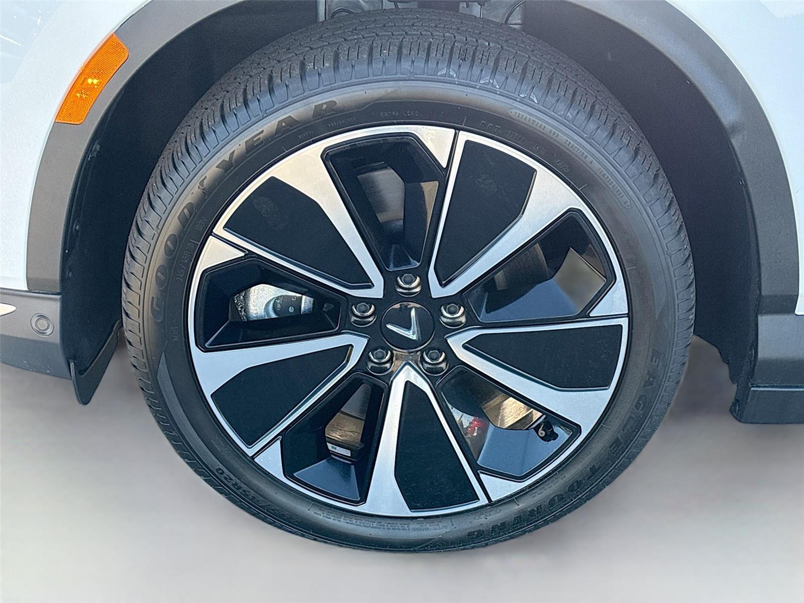 2025 VinFast VF 8 Plus