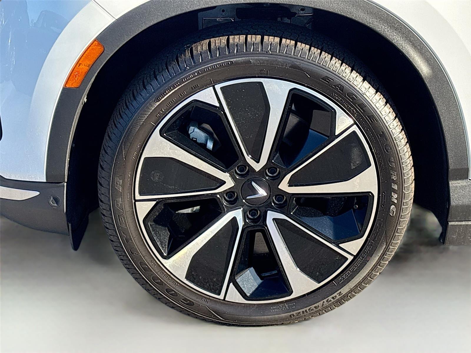 2025 VinFast VF 8 Plus