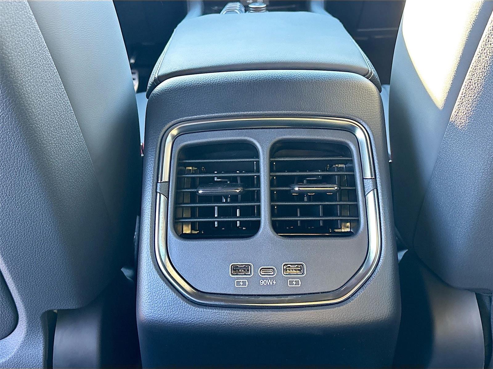 2025 VinFast VF 8 Plus