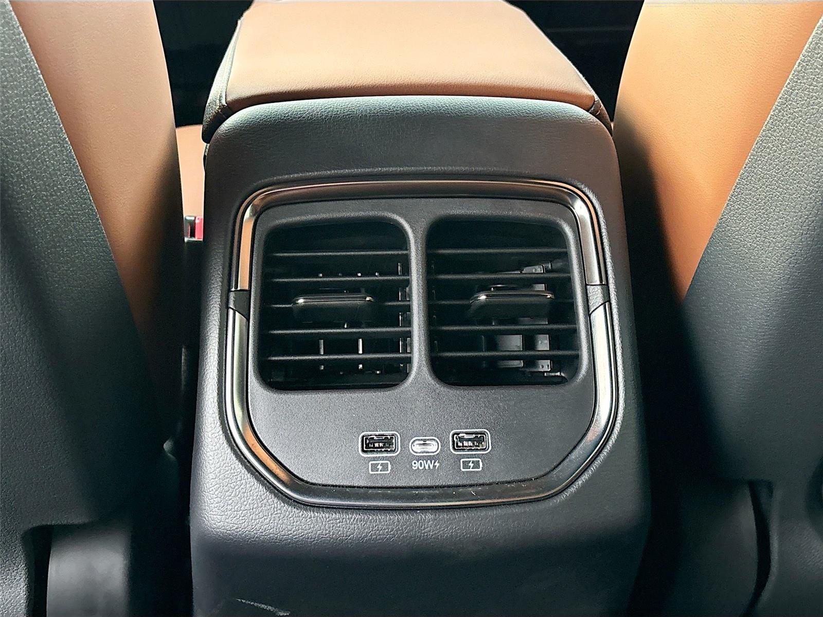 2025 VinFast VF 8 Plus