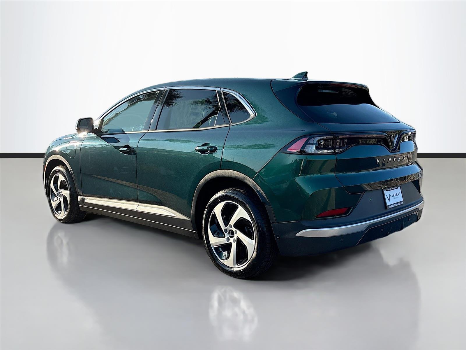 2025 VinFast VF 8 Eco