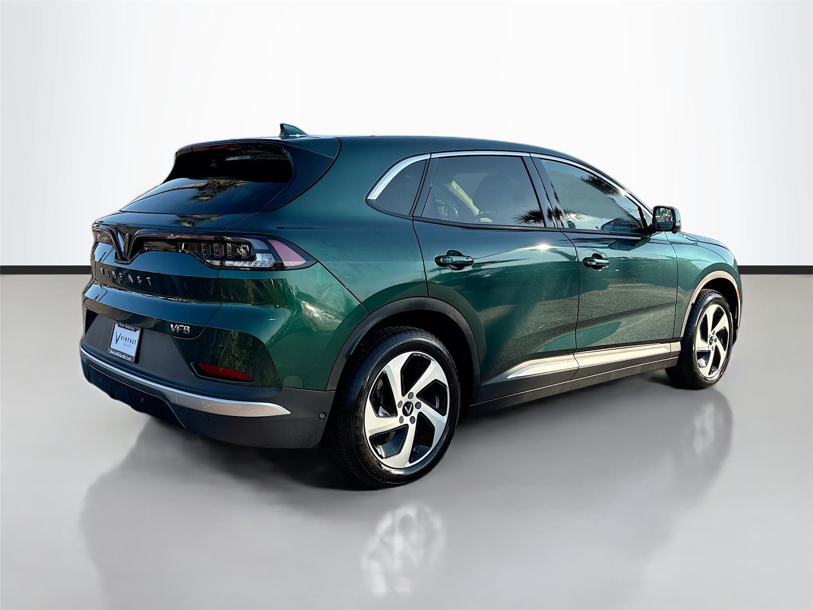 2025 VinFast VF 8 Eco