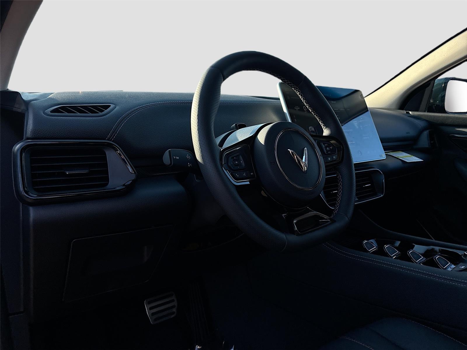 2025 VinFast VF 8 Eco