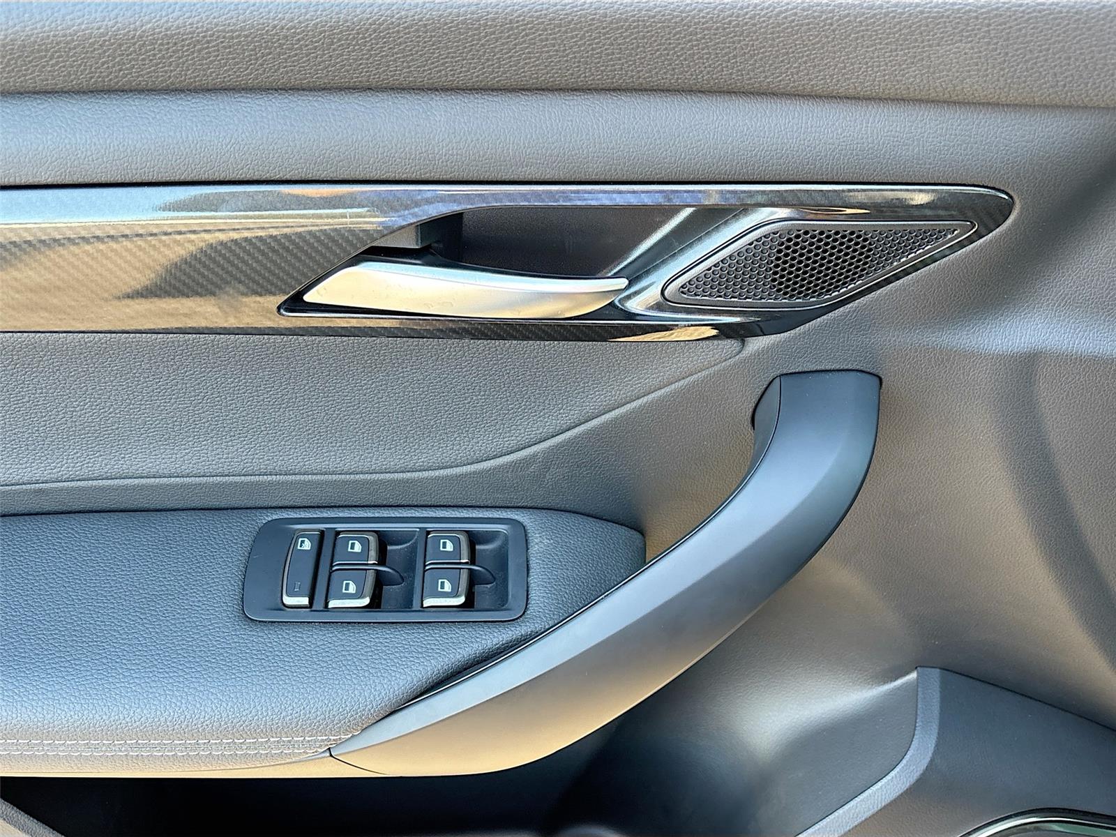 2025 VinFast VF 8 Eco