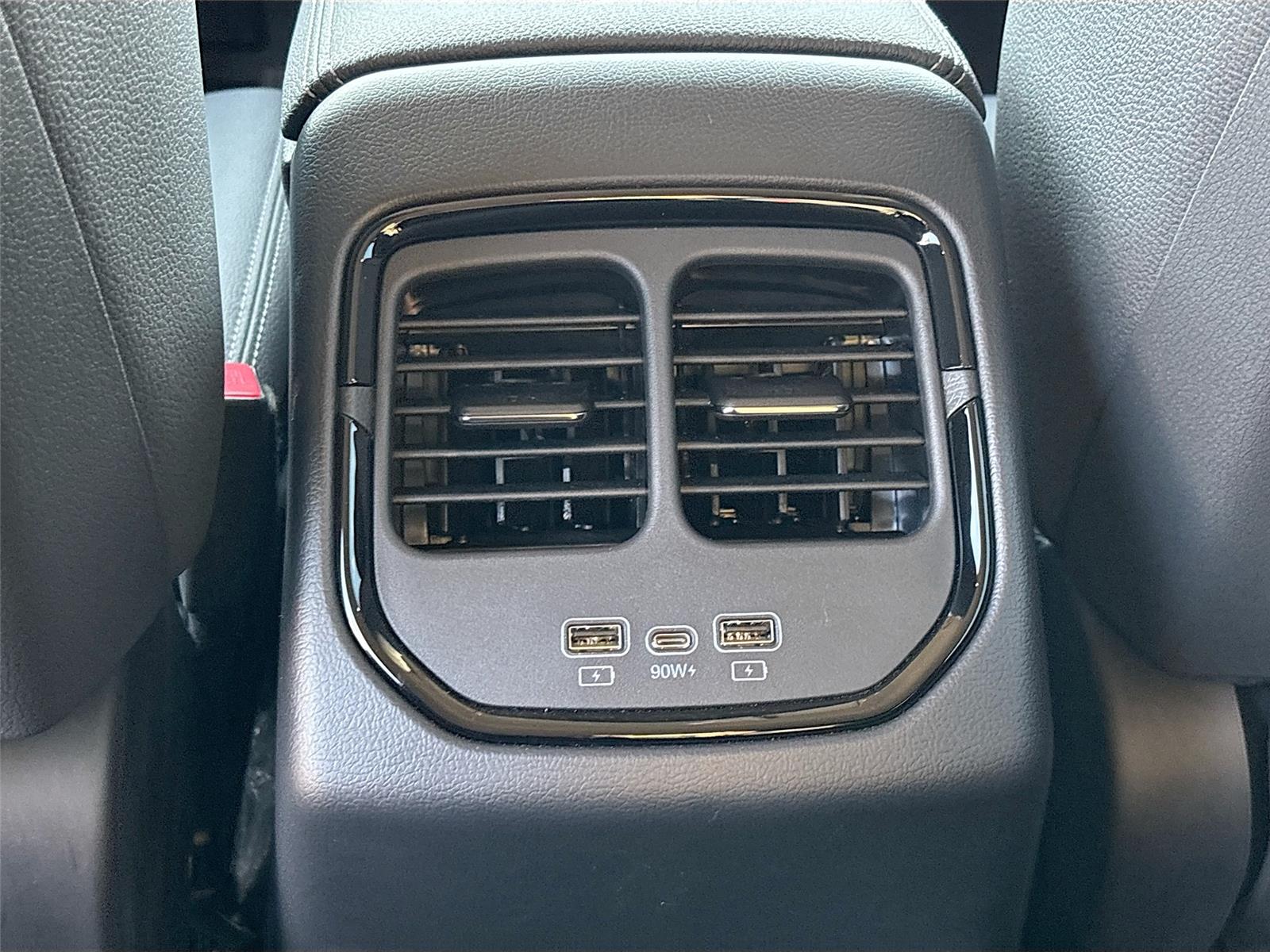 2025 VinFast VF 8 Eco