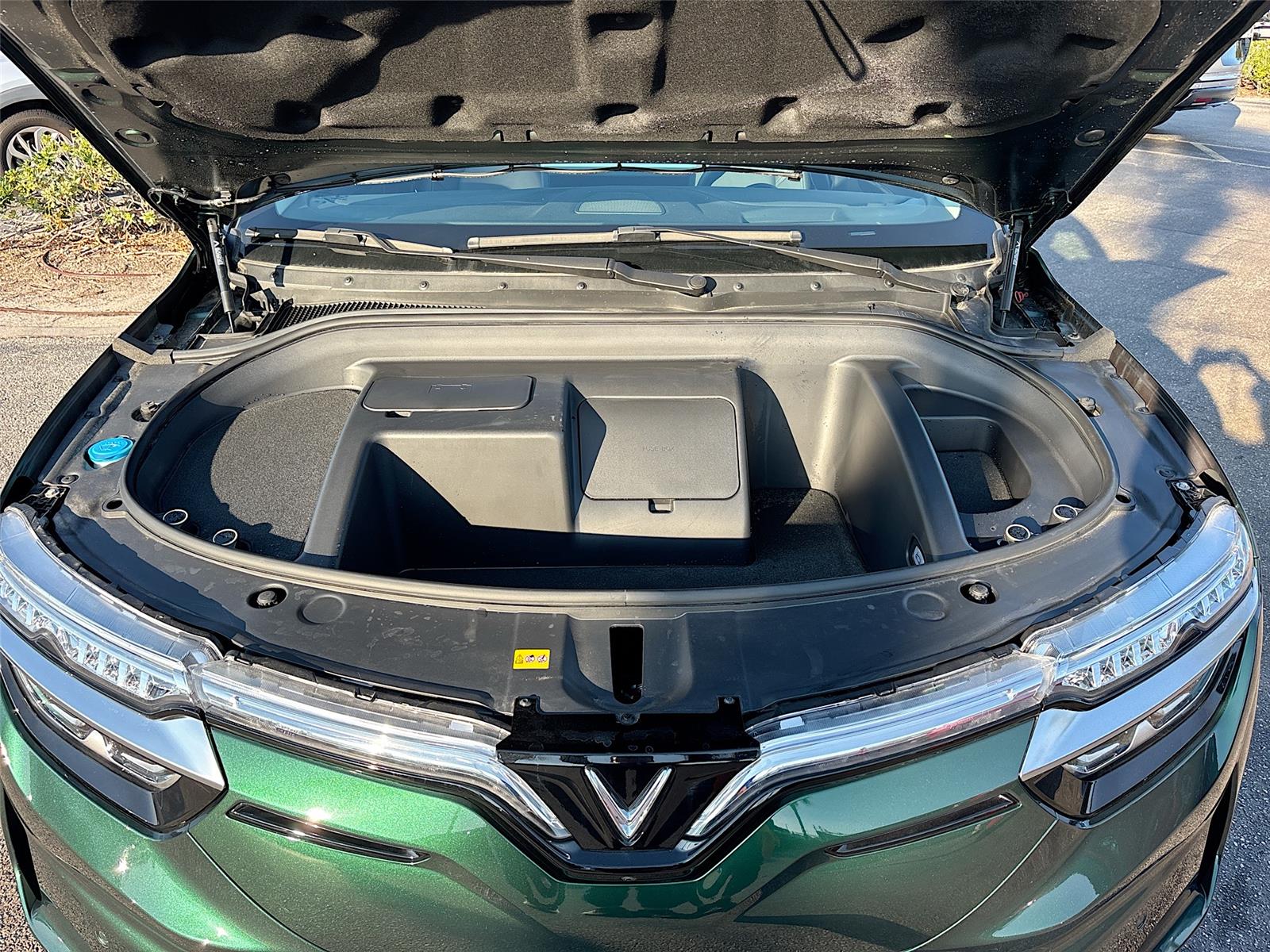 2025 VinFast VF 8 Eco